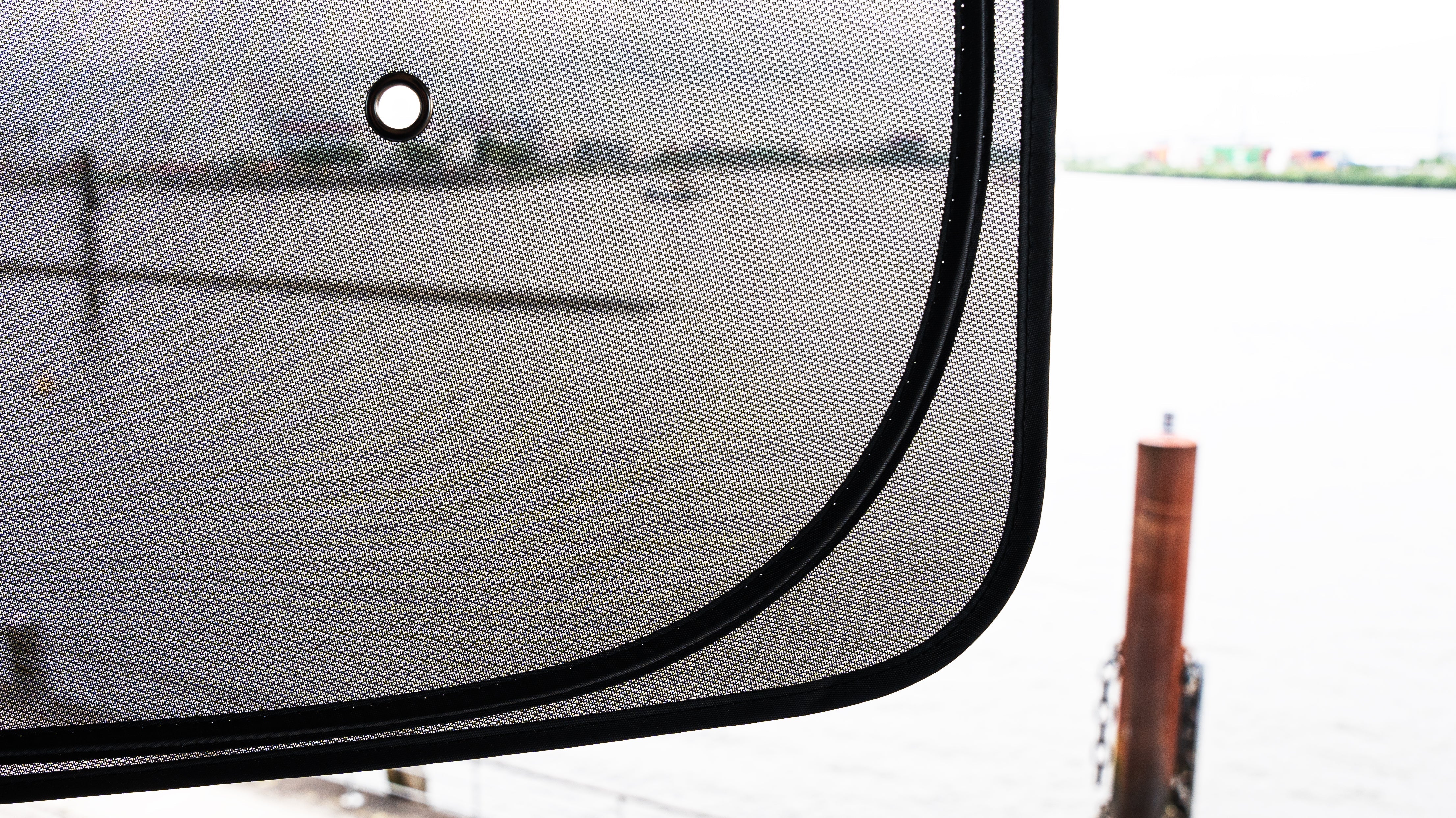 Seiten Sonnenschutz für die Rücksitze des Tesla Model Y - Image 4