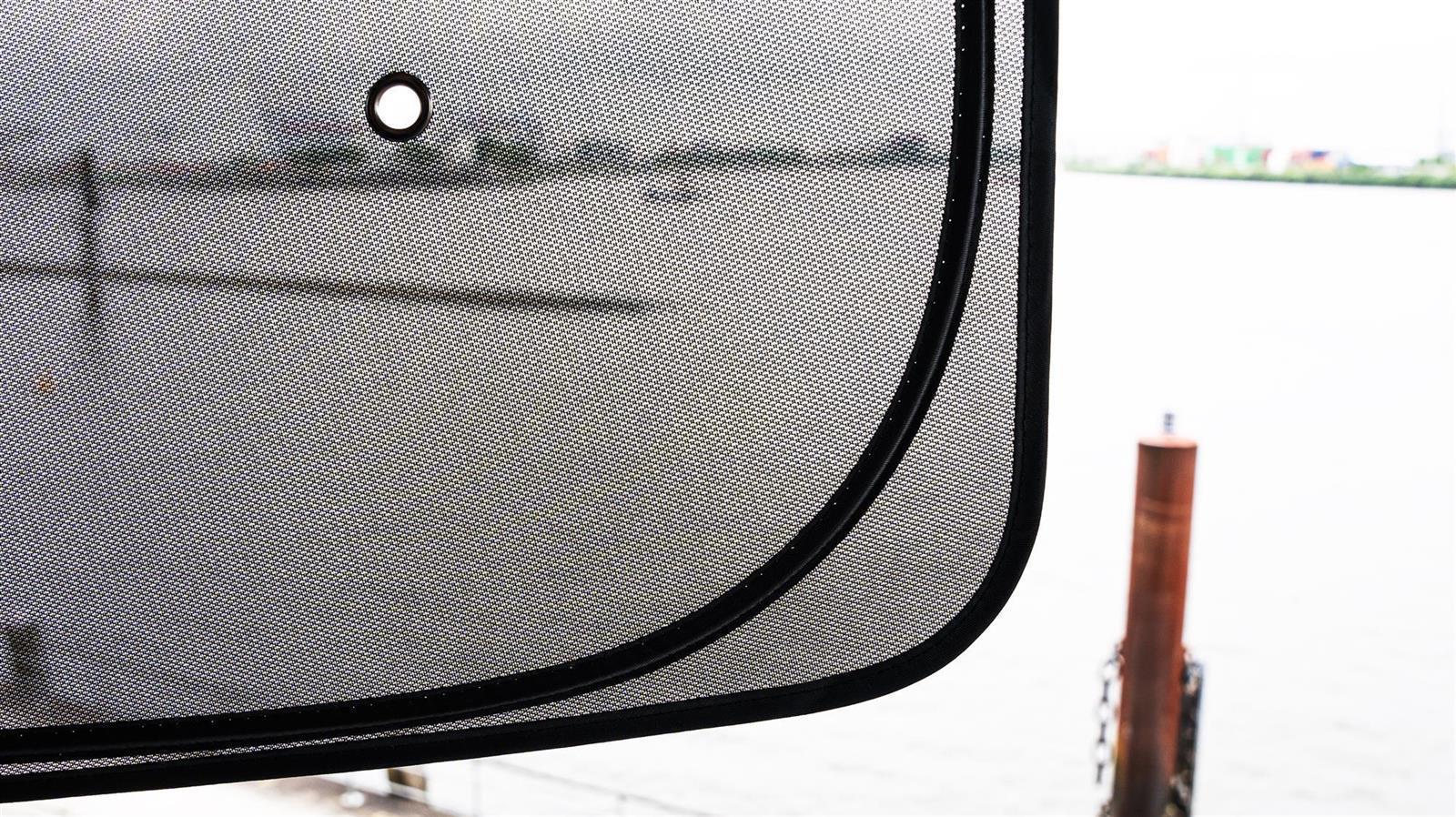 Seiten Sonnenschutz für die Rücksitze des Tesla Model Y - Image 5